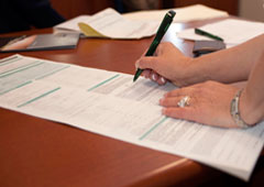 Una mujer manejando unos documento. Una mujer manejando unos documento.