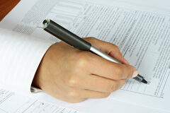 La responsabilidad tributaria de los administradores de sociedades Una persona rellenado papeles fiscales