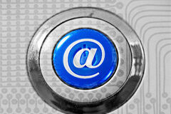 6 obligaciones básicas en el nuevo funcionamiento electrónico de las administraciones públicas Botón con el símbolo de la @