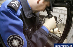 Nuevo Plan de Acción Aduanero contra las falsificaciones Nuevo Plan de Acción Aduanero contra las falsificaciones. Funcionario de la aduana de Suiza revisando el interior de la puerta de un camión