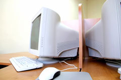 Trabajadores autónomos vs agencias de colocación Una mesa con dos ordenadores.