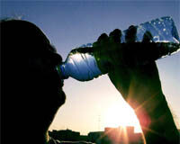 Infracción consistente en el alumbramiento de aguas subterráneas Un hombre bebiendo agua de una botella.