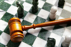 Una buena estrategia: previamente a interponer un procedimiento de modificación intentar la mediación Una maza sobre un tablero de ajedrez