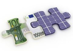 Dos piezas de puzzle una de ellas hecha con un billete de euro y la otra con placas solares