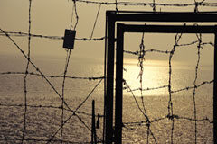 Expulsión del territorio nacional de extranjeros no residentes legalmente en España Una alambrada con agua al fondo