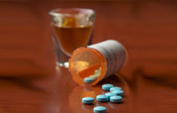 Alcohol y drogas son malos compañeros de viaje Una jarra de cerveza al lado de un juego de llaves de un coche