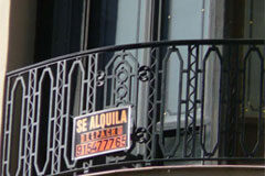 Indemnización por desistimiento del arrendatario de local de negocio Cartel se alquila en el balcón de una vivienda