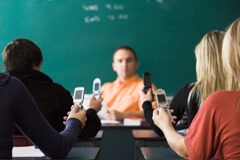 ¿Puede la dirección de un colegio acceder al móvil de un alumno sin consentimiento de los padres? Alumnos en el aula con el móvil