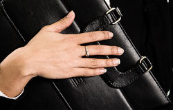 La especial transcendencia constitucional como requisito del recurso de amparo Mujer sujetando un maletín negro