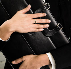 Mujer sujetando un maletín negro