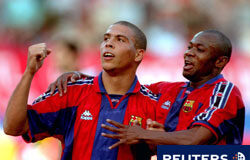 ¿Qué paso con el Caso Amunike? Amunike jugando en el Barcelona.