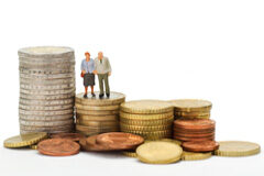 Los trabajadores mayores de 65 años dejarán de tener reducciones fiscales Dos muñequitos ancianos sobre monedas de euro