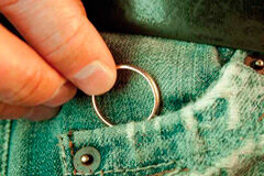 La infidelidad conyugal y el resarcimiento de los daños causados por ella Guardando una alianza en el bolsillo