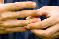 ¿Me compensa tener pareja o mantener la pensión? Unas manos quitándose un anillo