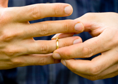 Unas manos quitándose un anillo Unas manos quitándose un anillo