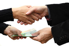 ¿Cuándo debe el arrendador devolver la fianza? Apretón de manos con dinero