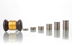 El arbitraje, espejo de la economía Mazo y monedas