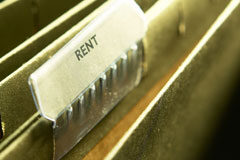 La conversión de la aparcería en contrato de arrendamiento Un archivador con la etiqueta de 'Rent'