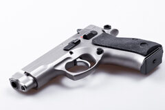 Visión práctica y jurisprudencial de la legitima defensa Una pistola