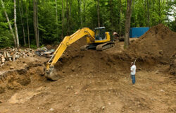 Una extracción arqueológica provocó daños en edificios colindantes Un tractor removiendo la tierra.