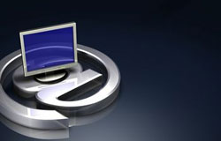 Marketing y Competencia Desleal Símbolo del arroba junto a un ordenador