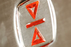 Instalación de ascensor vs. derecho de propiedad: última sentencia del Supremo Botones para llamar al ascensor.