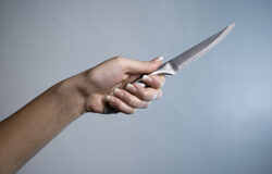 Prisión para el asesino de un vigilante de la pista de hielo de Alcalá Una mano sosteniendo un cuchillo en alto.