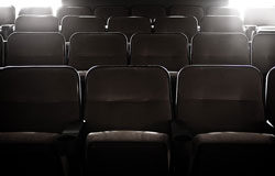 Un año en teatro: una pésima interpretación del sainete Asientos vacíos de una sala de teatro