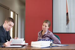 Consejos para la audiencia previa “perfecta” Dos abogados reunidos en una sala