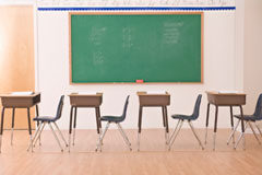 Conciertos y educación diferenciada: el final del desconcierto Un aula con una pizarra y mesas.