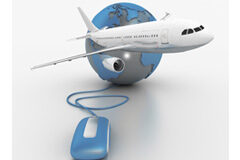 Casi la mitad de las web de viajes españolas incumplen la normativa de protección de datos Una bola del mundo,un avión y un ratón