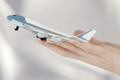 Las cinco novedades principales del Reglamento de Matriculación de Aeronaves Civiles Encima de una mano se muestra un avión