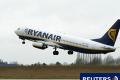 Ryanair continúa su batalla contra los principales comparadores de vuelos online Un avión de la compañía Ryanair, despegando