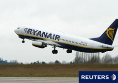Un avión de la compañía Ryanair, despegando