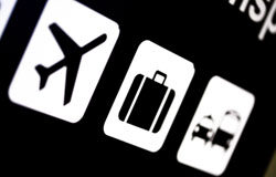 Hacia un segundo acuerdo entre la Unión Europea y EEUU de cielos abiertos Iconos que aparecen en los aeropuertos del avión y la maleta.