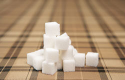 Sentencia que condena a un cartelista a indemnizar los daños causados a sus compradores Copitos de azucar amontonados.