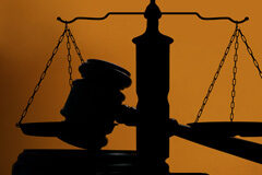 Necesaria modificación de la Ley de Enjuiciamiento Civil Sobre un fondo anaranjando una balanza y sobre ella un mazo