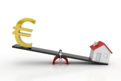 El Tribunal Supremo califica a las hipotecas multidivisas como derivados financieros Balanza con una casita y el símbolo del euro