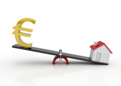 Balanza con una casita y el símbolo del euro