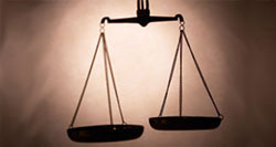 Balanza de la justicia desequilibrada