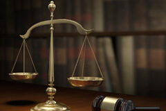 Rescisión por lesión ultra dimidium Una balanza y un mazo