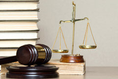 La inactividad administrativa contemplada en el artículo 29 de la LJCA Un mazo, una balanza y libros