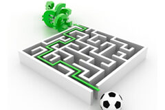 Fútbol, urbanismo e interés general Un balón de fútbol, un laberinto y unos símbolos de euro