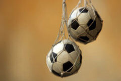 Mediapro debe pagar 97 millones a Audiovisual Sport por la guerra del fútbol Dos pelotas de fútbol en un llavero.