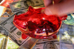 El banco central Una hucha de cerdito sobre unos billetes