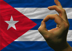 Bandera cubana con un mano delante haciendo ok