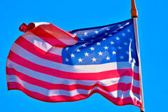 10 pasos claves para emprender en los Estados Unidos Bandera EEUU