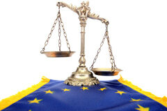 “La vía europea: una oportunidad para los desahuciados” Una bandera de Europa y sobre ella una balanza de la justicia