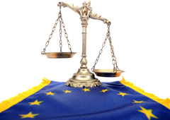 Una bandera de Europa y sobre ella una balanza de la justicia Una bandera de Europa y sobre ella una balanza de la justicia