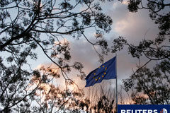 Punto final al semestre de presidencia española La bandera de la Unión Europea entre árboles